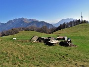 49 Verde pianoro pascolivo di Baita Campo (1442 m) con vista in Menna a sx e Alben a dx